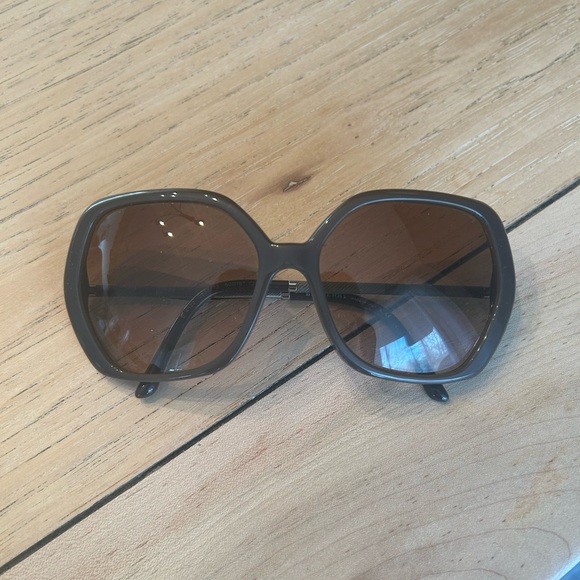 Burberry Sunglasses - bought from sunglasses hut - Picture 3 of 4